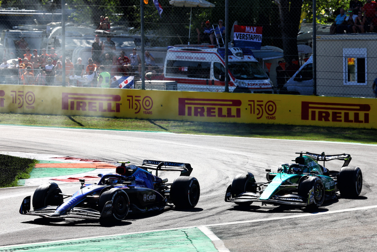 GP ITALIA, Nicholas Latifi (CDN) Williams Racing FW44 e Lance Stroll (CDN) Aston Martin F1 Team AMR22 battle for position.
11.09.2022. Formula 1 World Championship, Rd 16, Italian Grand Prix, Monza, Italy, Gara Day.
- www.xpbimages.com, EMail: requests@xpbimages.com © Copyright: Batchelor / XPB Images