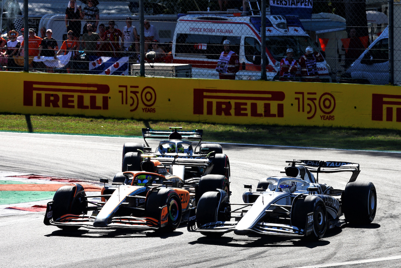GP ITALIA, Lando Norris (GBR) McLaren MCL36 e Pierre Gasly (FRA) AlphaTauri AT03 battle for position.
11.09.2022. Formula 1 World Championship, Rd 16, Italian Grand Prix, Monza, Italy, Gara Day.
- www.xpbimages.com, EMail: requests@xpbimages.com © Copyright: Batchelor / XPB Images