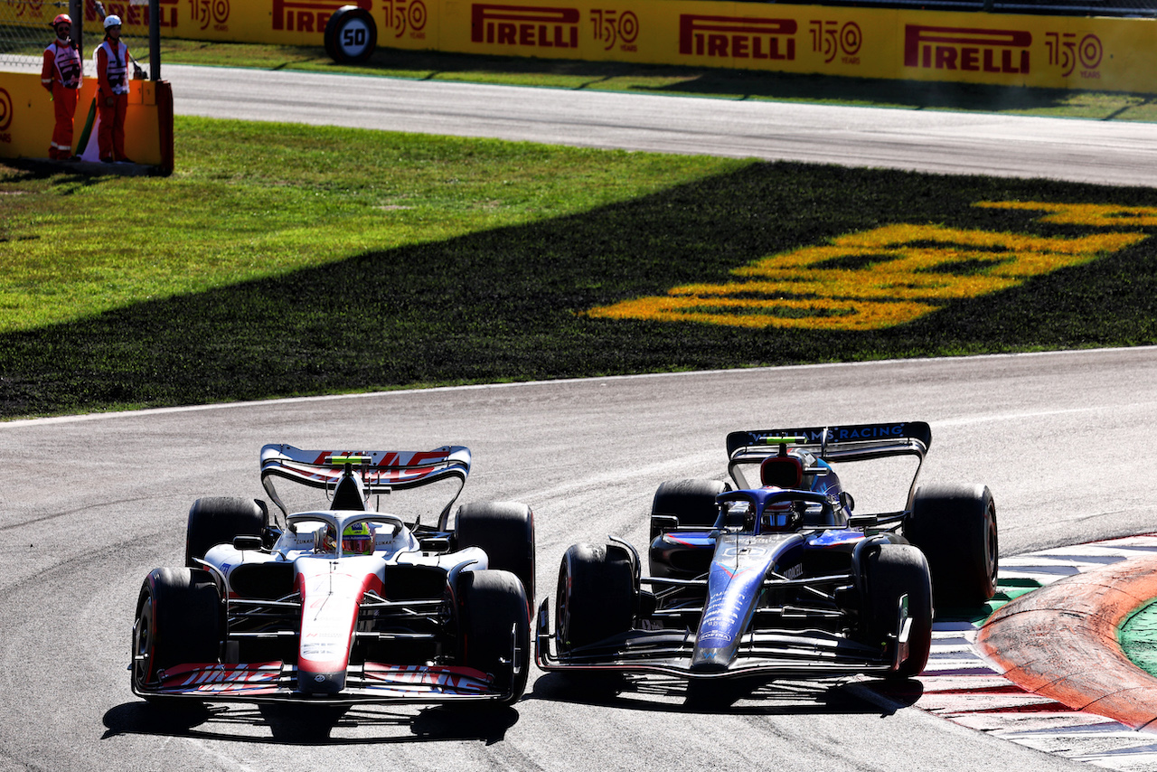 GP ITALIA, Mick Schumacher (GER) Haas VF-22 e Nicholas Latifi (CDN) Williams Racing FW44 battle for position.
11.09.2022. Formula 1 World Championship, Rd 16, Italian Grand Prix, Monza, Italy, Gara Day.
- www.xpbimages.com, EMail: requests@xpbimages.com © Copyright: Batchelor / XPB Images