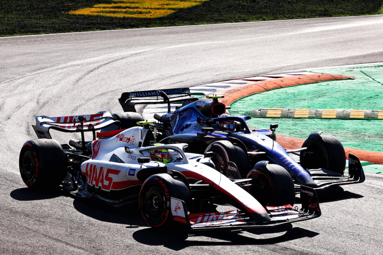 GP ITALIA, Mick Schumacher (GER) Haas VF-22 e Nicholas Latifi (CDN) Williams Racing FW44 battle for position.
11.09.2022. Formula 1 World Championship, Rd 16, Italian Grand Prix, Monza, Italy, Gara Day.
- www.xpbimages.com, EMail: requests@xpbimages.com © Copyright: Batchelor / XPB Images