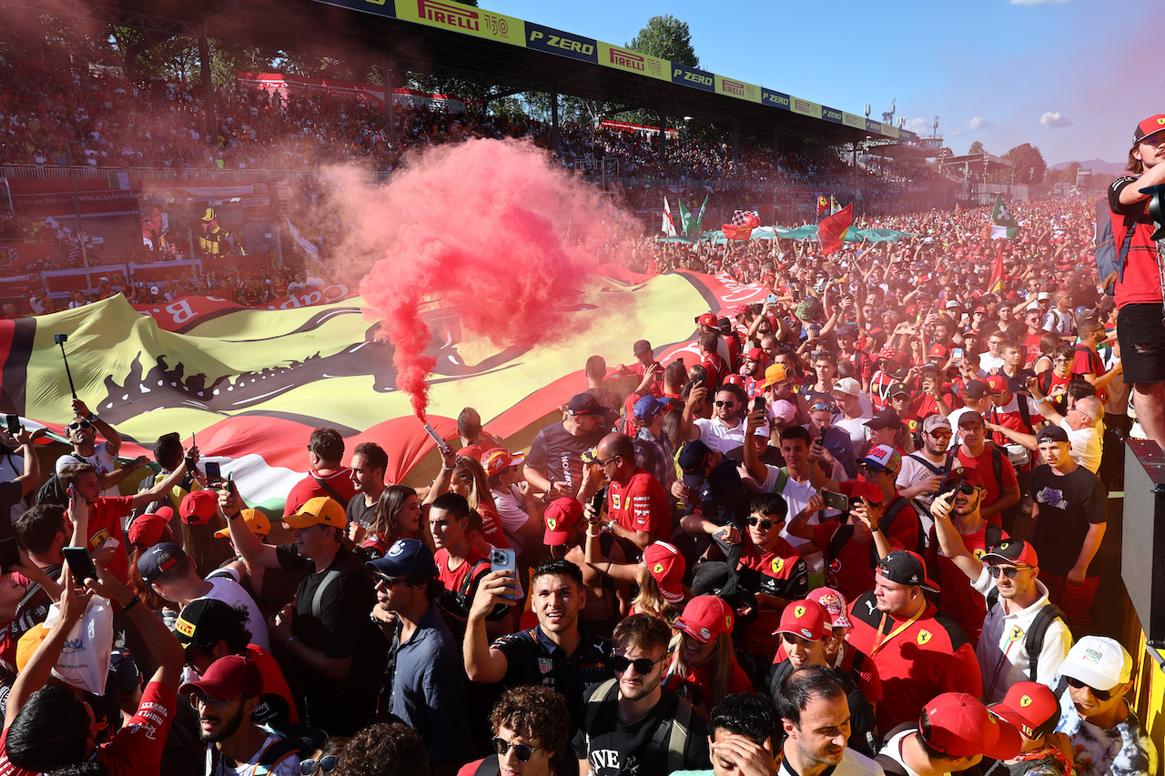 GP ITALIA, Tifosi on the track.
11.09.2022. Formula 1 World Championship, Rd 16, Italian Grand Prix, Monza, Italy, Gara Day.
- www.xpbimages.com, EMail: requests@xpbimages.com © Copyright: Batchelor / XPB Images