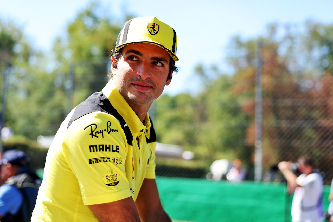 GP ITALIA, Carlos Sainz Jr (ESP) Ferrari on the drivers parade.
11.09.2022. Formula 1 World Championship, Rd 16, Italian Grand Prix, Monza, Italy, Gara Day.
- www.xpbimages.com, EMail: requests@xpbimages.com © Copyright: Bearne / XPB Images