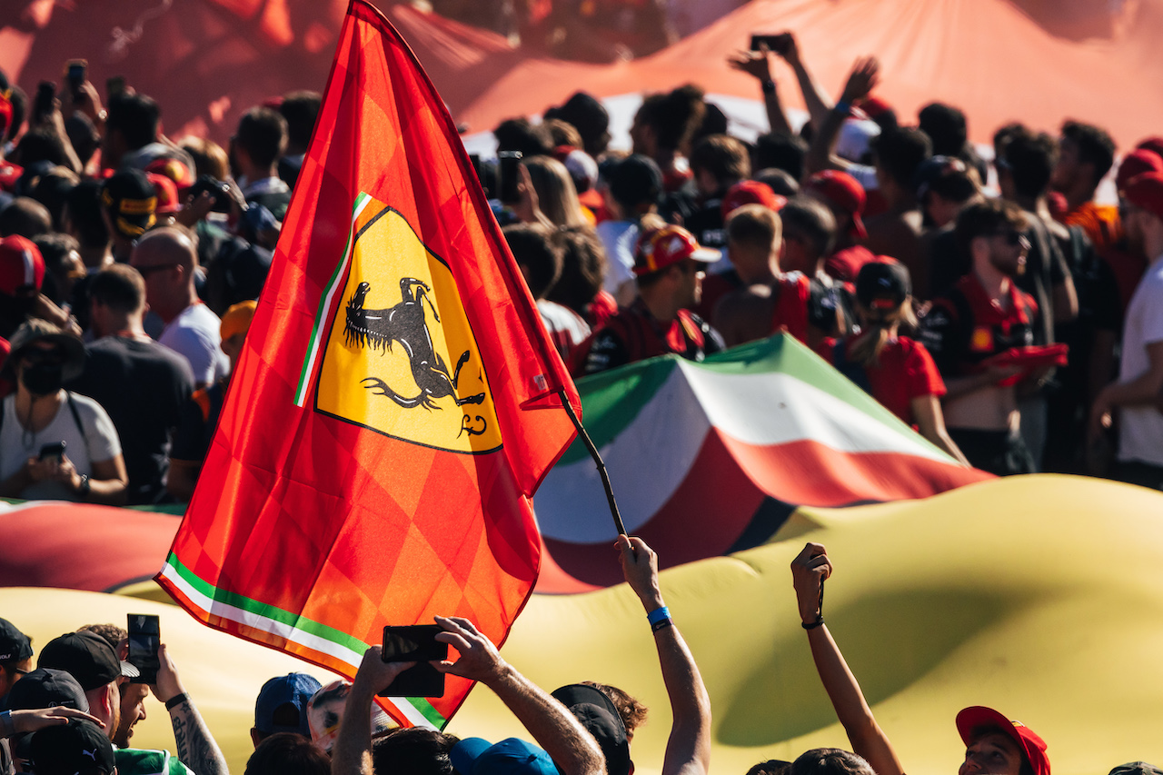 GP ITALIA, Circuit Atmosfera - fans at the podium.
11.09.2022. Formula 1 World Championship, Rd 16, Italian Grand Prix, Monza, Italy, Gara Day.
- www.xpbimages.com, EMail: requests@xpbimages.com © Copyright: Bearne / XPB Images