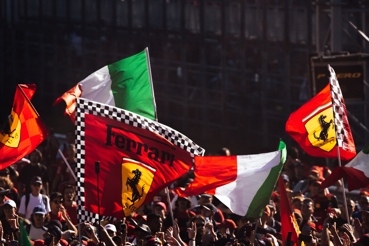GP ITALIA, Circuit Atmosfera - fans at the podium.
11.09.2022. Formula 1 World Championship, Rd 16, Italian Grand Prix, Monza, Italy, Gara Day.
- www.xpbimages.com, EMail: requests@xpbimages.com © Copyright: Bearne / XPB Images