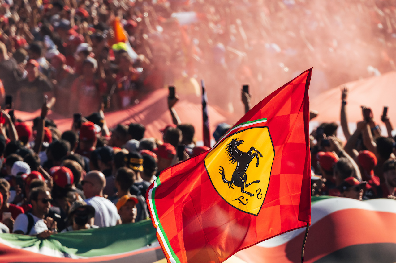 GP ITALIA, Circuit Atmosfera - fans at the podium.
11.09.2022. Formula 1 World Championship, Rd 16, Italian Grand Prix, Monza, Italy, Gara Day.
- www.xpbimages.com, EMail: requests@xpbimages.com © Copyright: Bearne / XPB Images