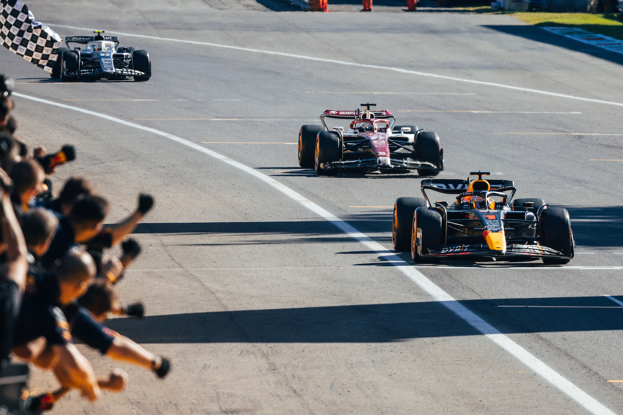 GP ITALIA, Gara winner Max Verstappen (NLD) Red Bull Racing RB18 takes the chequered flag at the end of the race.
11.09.2022. Formula 1 World Championship, Rd 16, Italian Grand Prix, Monza, Italy, Gara Day.
- www.xpbimages.com, EMail: requests@xpbimages.com © Copyright: Bearne / XPB Images