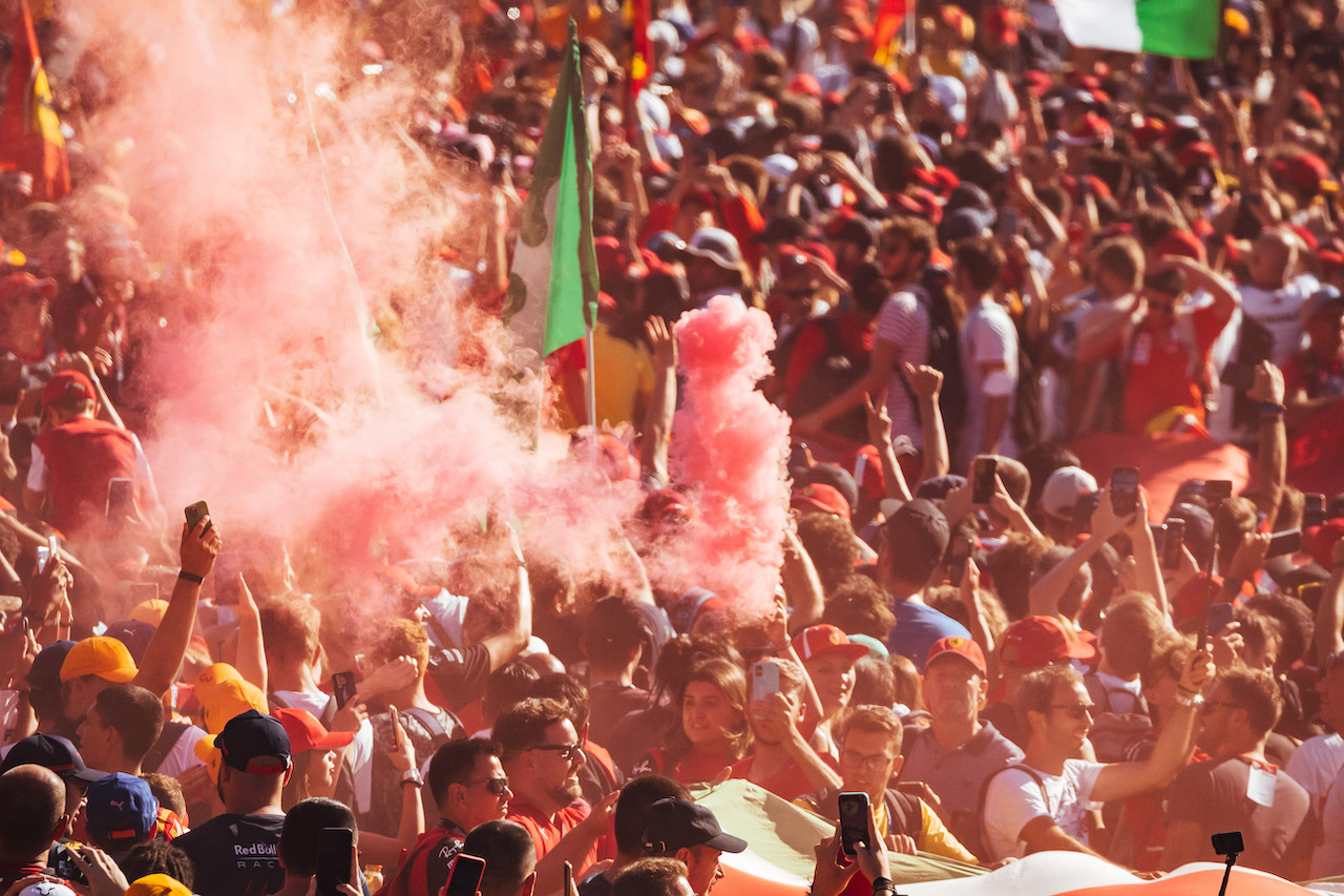 GP ITALIA, Circuit Atmosfera - fans at the podium.
11.09.2022. Formula 1 World Championship, Rd 16, Italian Grand Prix, Monza, Italy, Gara Day.
- www.xpbimages.com, EMail: requests@xpbimages.com © Copyright: Bearne / XPB Images
