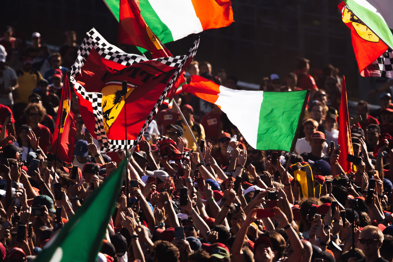 GP ITALIA, Circuit Atmosfera - fans at the podium.
11.09.2022. Formula 1 World Championship, Rd 16, Italian Grand Prix, Monza, Italy, Gara Day.
- www.xpbimages.com, EMail: requests@xpbimages.com © Copyright: Bearne / XPB Images