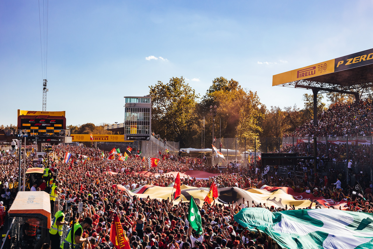 GP ITALIA, Circuit Atmosfera - fans at the podium.
11.09.2022. Formula 1 World Championship, Rd 16, Italian Grand Prix, Monza, Italy, Gara Day.
- www.xpbimages.com, EMail: requests@xpbimages.com © Copyright: Bearne / XPB Images