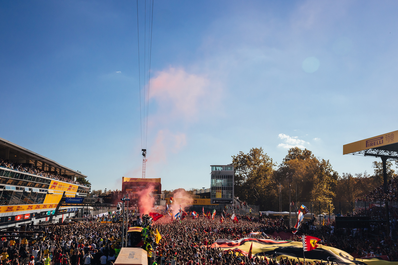 GP ITALIA, Circuit Atmosfera - fans at the podium.
11.09.2022. Formula 1 World Championship, Rd 16, Italian Grand Prix, Monza, Italy, Gara Day.
- www.xpbimages.com, EMail: requests@xpbimages.com © Copyright: Bearne / XPB Images