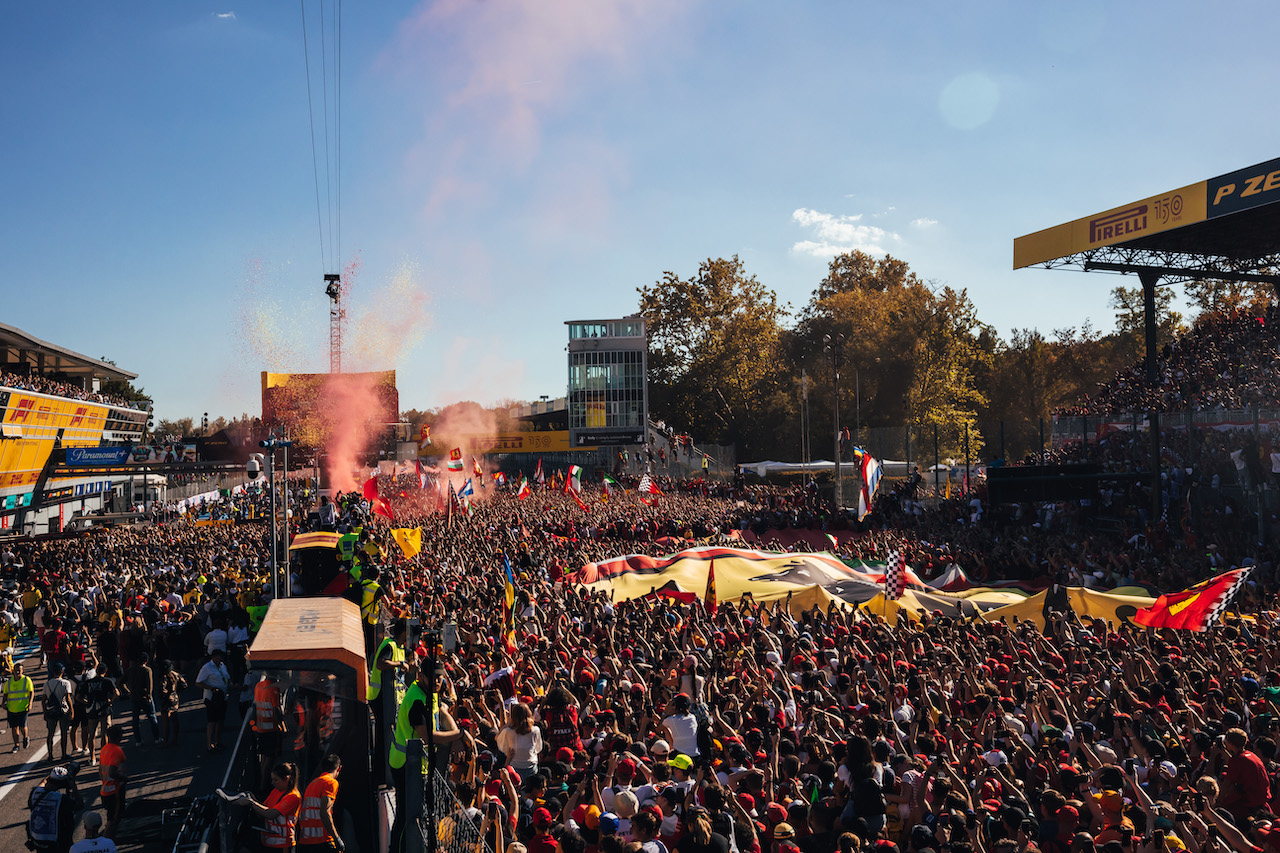 GP ITALIA, Circuit Atmosfera - fans at the podium.
11.09.2022. Formula 1 World Championship, Rd 16, Italian Grand Prix, Monza, Italy, Gara Day.
- www.xpbimages.com, EMail: requests@xpbimages.com © Copyright: Bearne / XPB Images