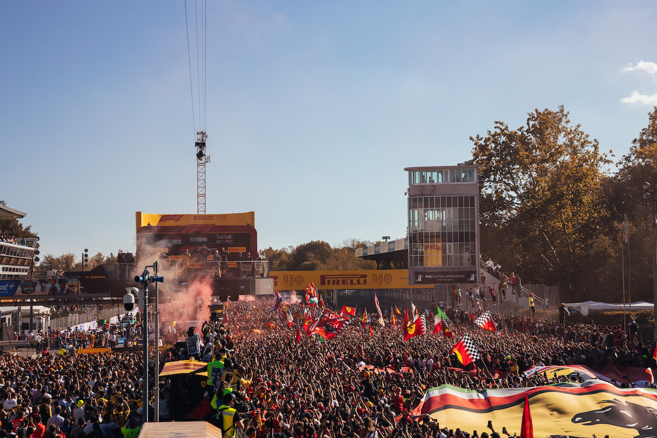 GP ITALIA, Circuit Atmosfera - fans at the podium.
11.09.2022. Formula 1 World Championship, Rd 16, Italian Grand Prix, Monza, Italy, Gara Day.
- www.xpbimages.com, EMail: requests@xpbimages.com © Copyright: Bearne / XPB Images