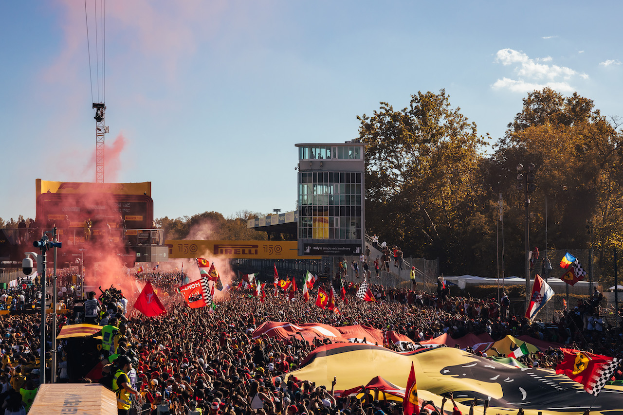 GP ITALIA, Circuit Atmosfera - fans at the podium.
11.09.2022. Formula 1 World Championship, Rd 16, Italian Grand Prix, Monza, Italy, Gara Day.
- www.xpbimages.com, EMail: requests@xpbimages.com © Copyright: Bearne / XPB Images