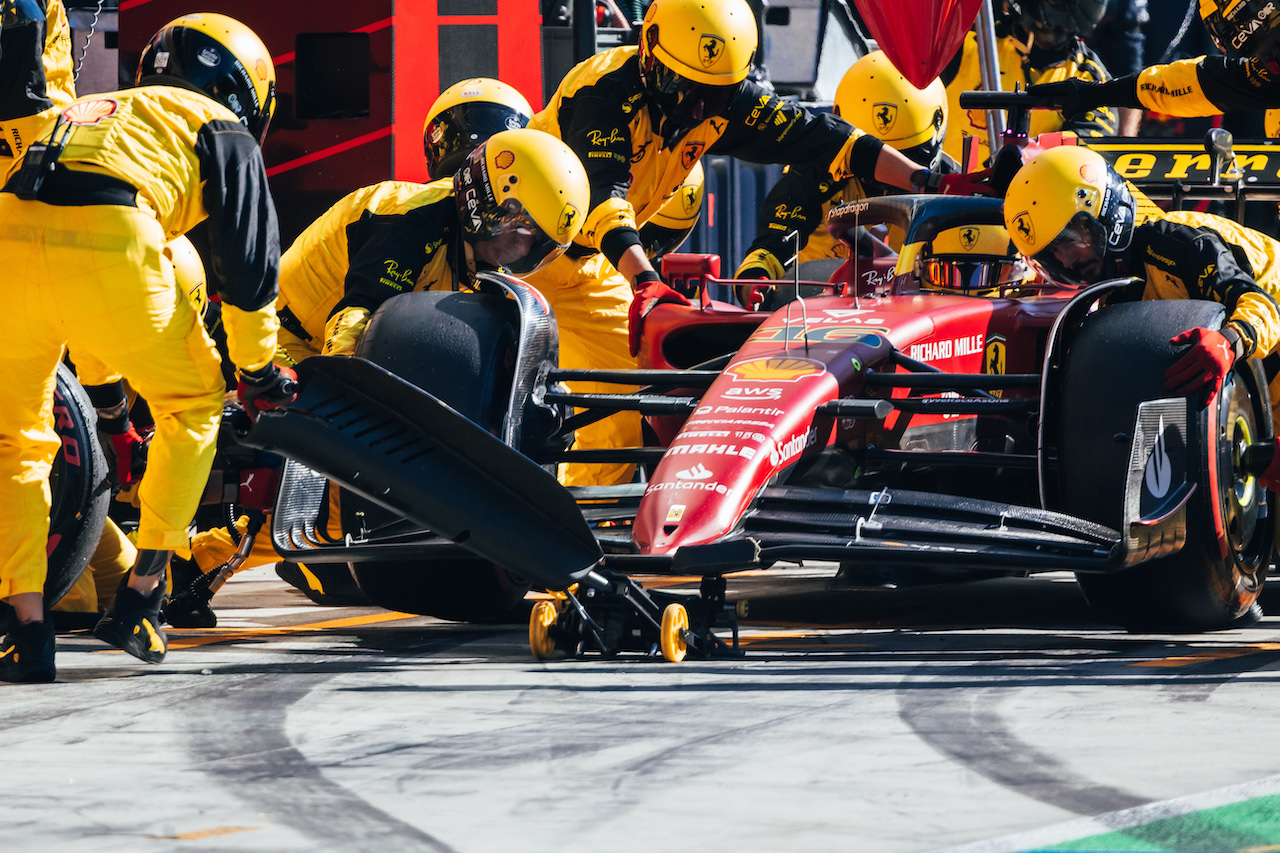 GP ITALIA, Charles Leclerc (MON) Ferrari F1-75 makes a pit stop.
11.09.2022. Formula 1 World Championship, Rd 16, Italian Grand Prix, Monza, Italy, Gara Day.
- www.xpbimages.com, EMail: requests@xpbimages.com © Copyright: Bearne / XPB Images
