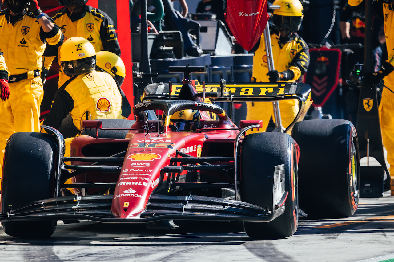 GP ITALIA, Charles Leclerc (MON) Ferrari F1-75 makes a pit stop.
11.09.2022. Formula 1 World Championship, Rd 16, Italian Grand Prix, Monza, Italy, Gara Day.
- www.xpbimages.com, EMail: requests@xpbimages.com © Copyright: Bearne / XPB Images