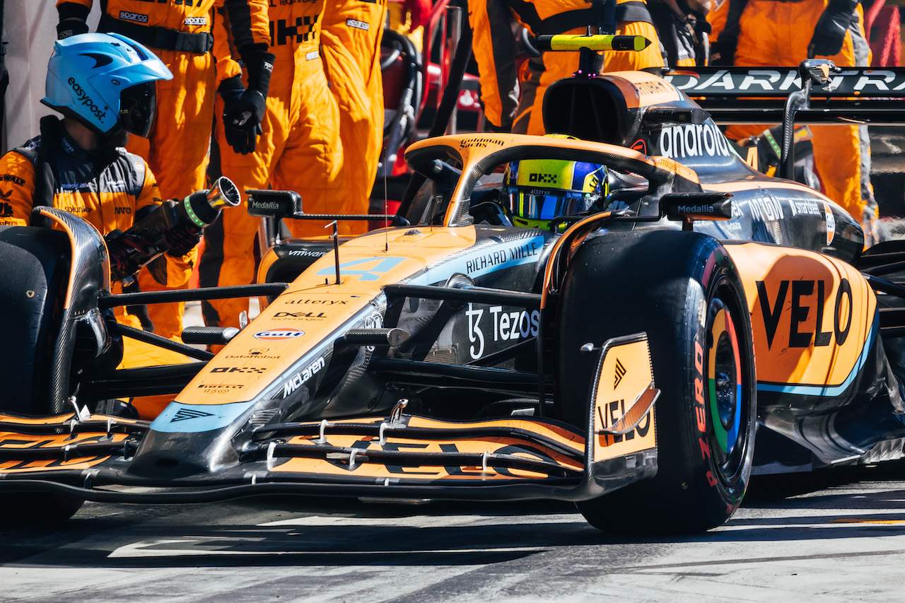 GP ITALIA, Lando Norris (GBR) McLaren MCL36 makes a pit stop.
11.09.2022. Formula 1 World Championship, Rd 16, Italian Grand Prix, Monza, Italy, Gara Day.
- www.xpbimages.com, EMail: requests@xpbimages.com © Copyright: Bearne / XPB Images