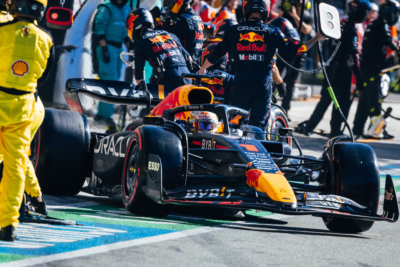 GP ITALIA, Max Verstappen (NLD) Red Bull Racing RB18 makes a pit stop.
11.09.2022. Formula 1 World Championship, Rd 16, Italian Grand Prix, Monza, Italy, Gara Day.
- www.xpbimages.com, EMail: requests@xpbimages.com © Copyright: Bearne / XPB Images