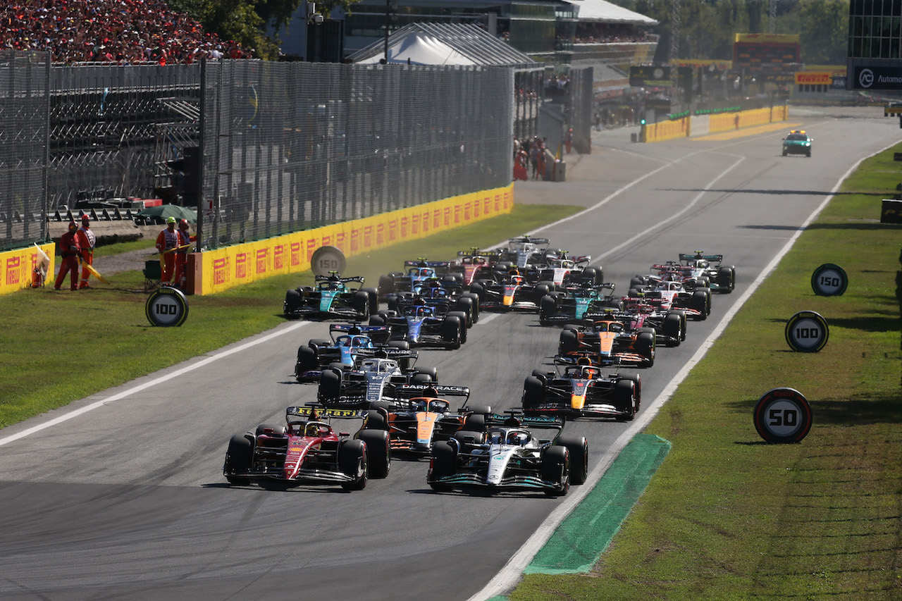 GP ITALIA, Charles Leclerc (MON) Ferrari F1-75 davanti a the partenza of the race.
11.09.2022. Formula 1 World Championship, Rd 16, Italian Grand Prix, Monza, Italy, Gara Day.
- www.xpbimages.com, EMail: requests@xpbimages.com © Copyright:  XPB Images
