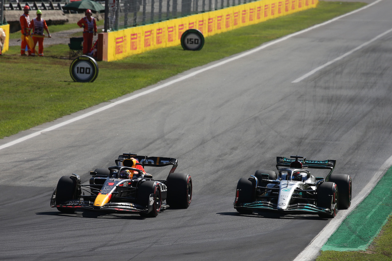 GP ITALIA, Max Verstappen (NLD) Red Bull Racing RB18 e George Russell (GBR) Mercedes AMG F1 W13.
11.09.2022. Formula 1 World Championship, Rd 16, Italian Grand Prix, Monza, Italy, Gara Day.
- www.xpbimages.com, EMail: requests@xpbimages.com ¬© Copyright: Onida / XPB Images