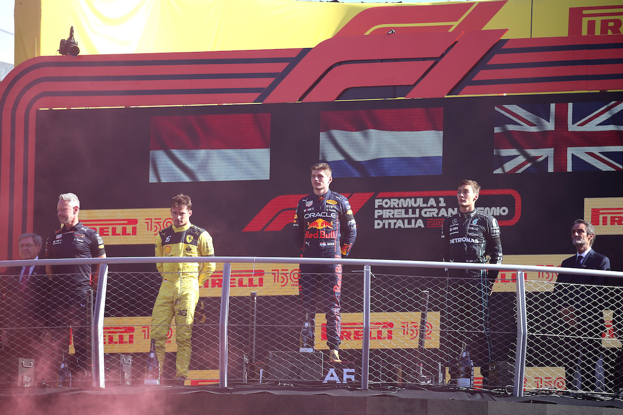 GP ITALIA, Charles Leclerc (MON) Ferrari F1-75 with Max Verstappen (NLD) Red Bull Racing RB18 e Carlos Sainz Jr (ESP) Ferrari F1-75.
11.09.2022. Formula 1 World Championship, Rd 16, Italian Grand Prix, Monza, Italy, Gara Day.
- www.xpbimages.com, EMail: requests@xpbimages.com © Copyright: Onida / XPB Images