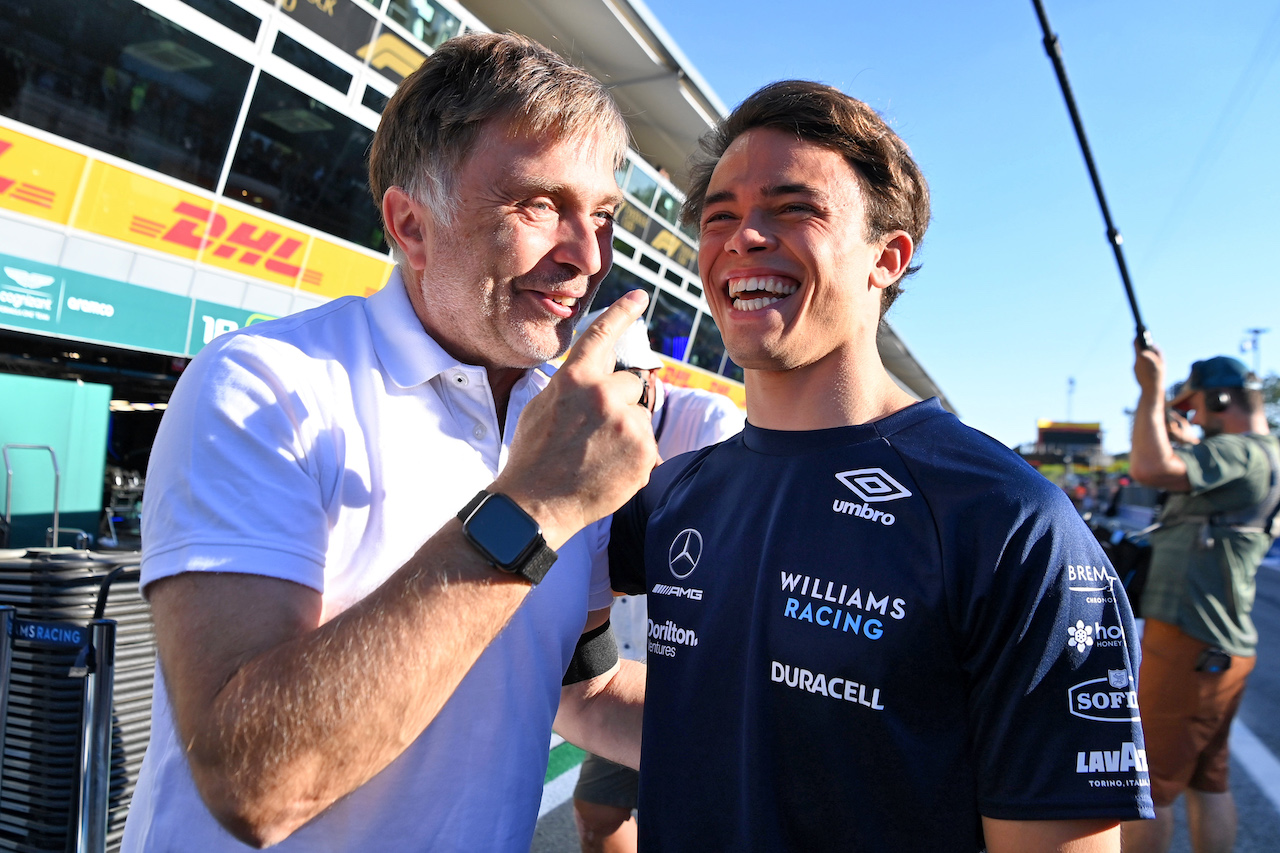 GP ITALIA, (L to R): Jost Capito (GER) Williams Racing Chief Executive Officer celebrates ninth position on his GP debut for Nyck de Vries (NLD) Williams Racing Reserve Driver.
11.09.2022. Formula 1 World Championship, Rd 16, Italian Grand Prix, Monza, Italy, Gara Day.
- www.xpbimages.com, EMail: requests@xpbimages.com © Copyright: XPB Images