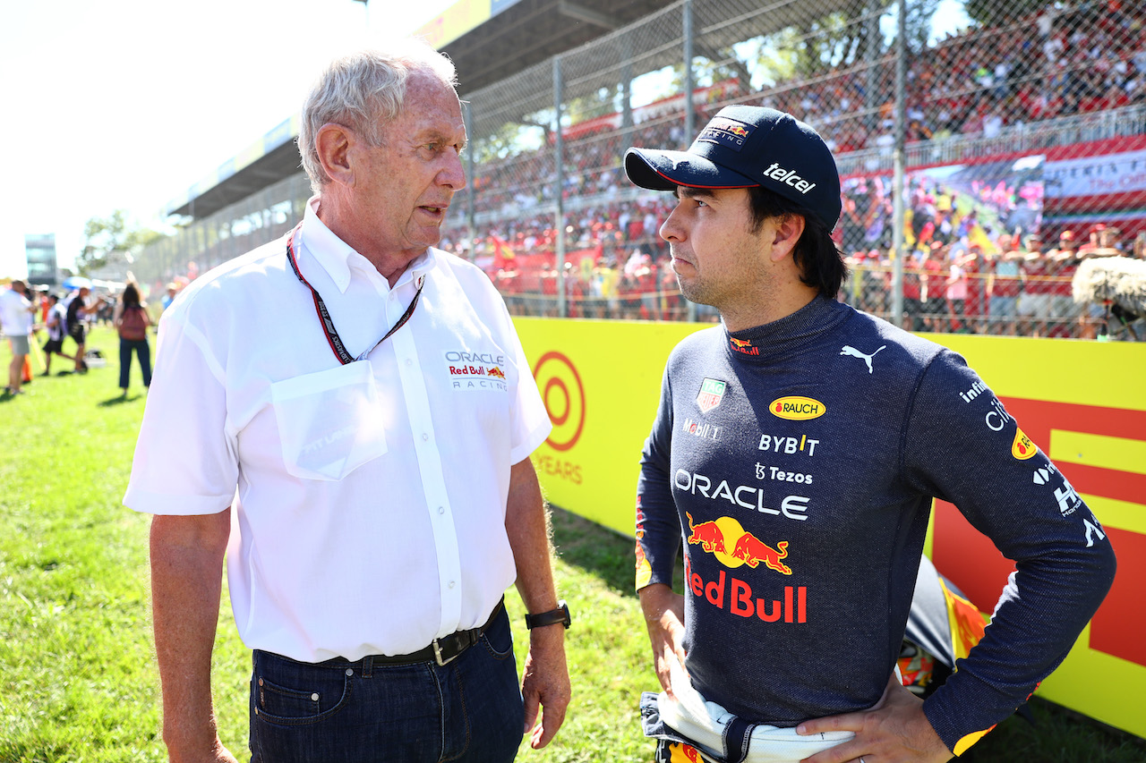 GP ITALIA,  Dr Helmut Marko (AUT) Red Bull Motorsport Consultant with Sergio Perez (MEX) Red Bull Racing RB18.
11.09.2022. Formula 1 World Championship, Rd 16, Italian Grand Prix, Monza, Italy, Gara Day.
- www.xpbimages.com, EMail: requests@xpbimages.com ¬© Copyright: Batchelor / XPB Images