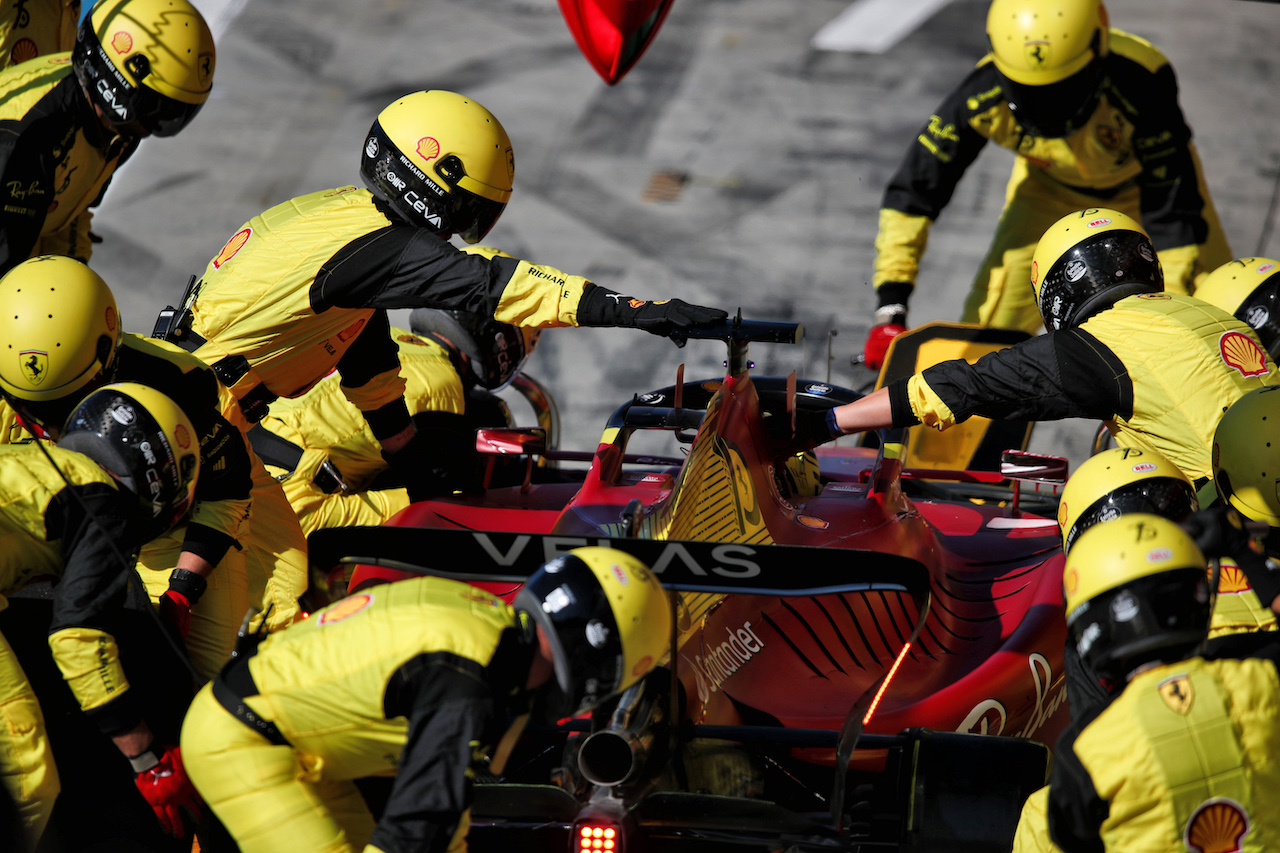 GP ITALIA, Charles Leclerc (MON) Ferrari F1-75 makes a pit stop.
11.09.2022. Formula 1 World Championship, Rd 16, Italian Grand Prix, Monza, Italy, Gara Day.
 - www.xpbimages.com, EMail: requests@xpbimages.com © Copyright: Coates / XPB Images