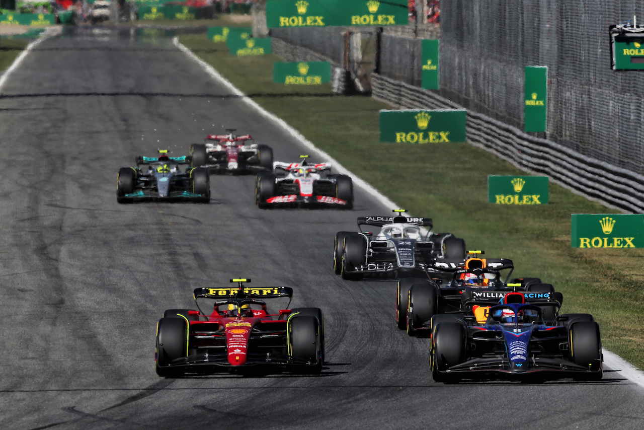 GP ITALIA, (L to R): Carlos Sainz Jr (ESP) Ferrari F1-75 e Nicholas Latifi (CDN) Williams Racing FW44 battle for position.
11.09.2022. Formula 1 World Championship, Rd 16, Italian Grand Prix, Monza, Italy, Gara Day.
 - www.xpbimages.com, EMail: requests@xpbimages.com © Copyright: Coates / XPB Images