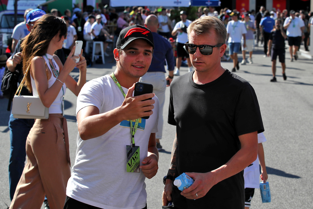 GP ITALIA, Kimi Raikkonen (FIN) (Right) with a fan.
11.09.2022. Formula 1 World Championship, Rd 16, Italian Grand Prix, Monza, Italy, Gara Day.
 - www.xpbimages.com, EMail: requests@xpbimages.com © Copyright: Coates / XPB Images