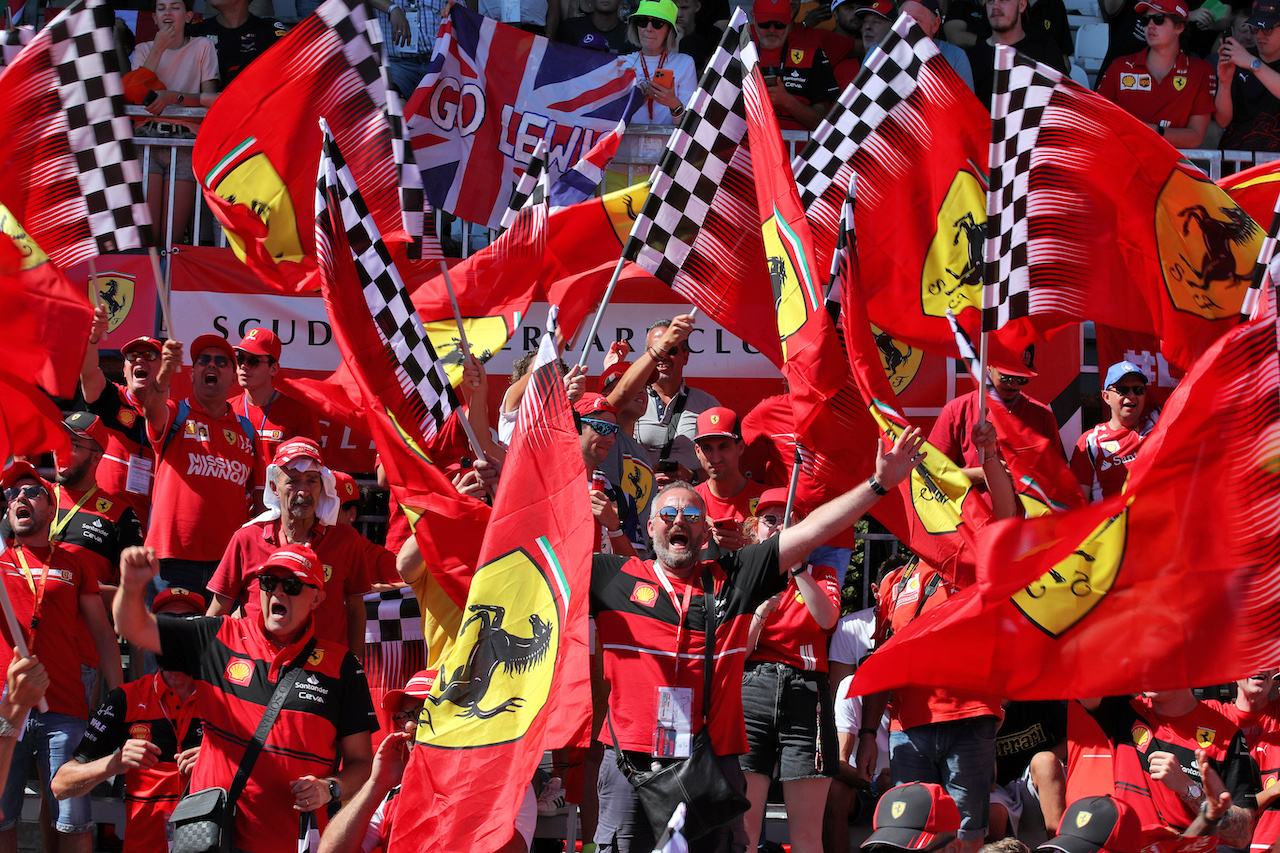 GP ITALIA, Circuit Atmosfera - Ferrari fans in the grandstand.
11.09.2022. Formula 1 World Championship, Rd 16, Italian Grand Prix, Monza, Italy, Gara Day.
 - www.xpbimages.com, EMail: requests@xpbimages.com © Copyright: Coates / XPB Images