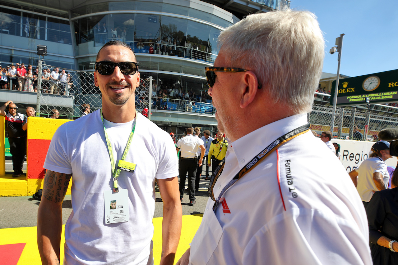 GP ITALIA, (L to R): Zlatan Ibrahimovic (SWE) Football Player with Ross Brawn (GBR) Managing Director, Motor Sports on the grid.
11.09.2022. Formula 1 World Championship, Rd 16, Italian Grand Prix, Monza, Italy, Gara Day.
 - www.xpbimages.com, EMail: requests@xpbimages.com © Copyright: Coates / XPB Images