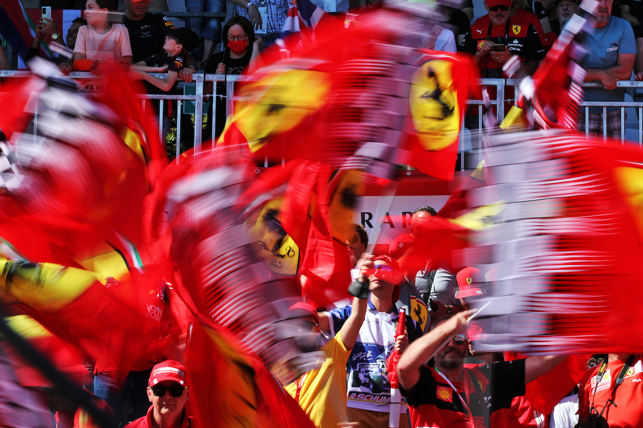GP ITALIA, Circuit Atmosfera - Ferrari fans in the grandstand.
11.09.2022. Formula 1 World Championship, Rd 16, Italian Grand Prix, Monza, Italy, Gara Day.
 - www.xpbimages.com, EMail: requests@xpbimages.com © Copyright: Coates / XPB Images
