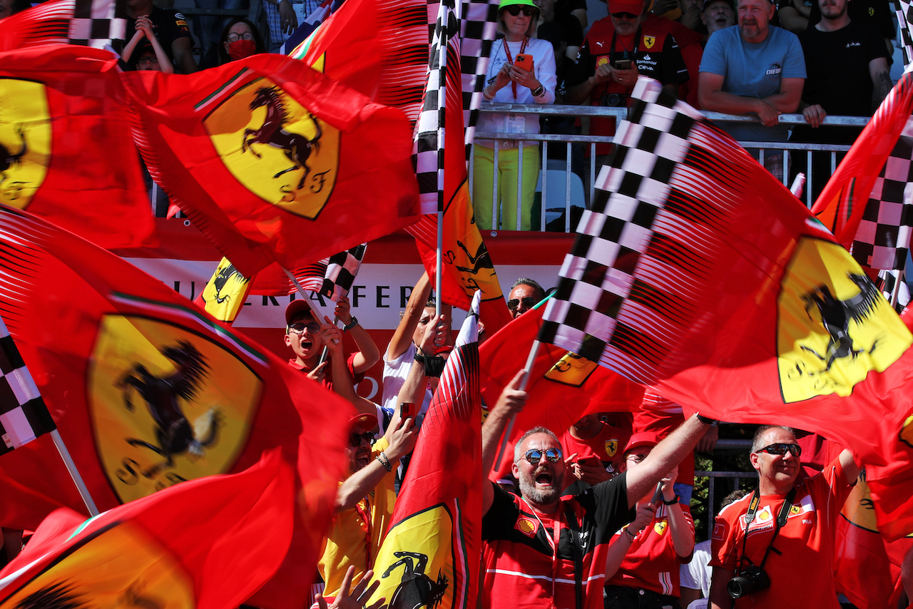 GP ITALIA, Circuit Atmosfera - Ferrari fans in the grandstand.
11.09.2022. Formula 1 World Championship, Rd 16, Italian Grand Prix, Monza, Italy, Gara Day.
 - www.xpbimages.com, EMail: requests@xpbimages.com © Copyright: Coates / XPB Images
