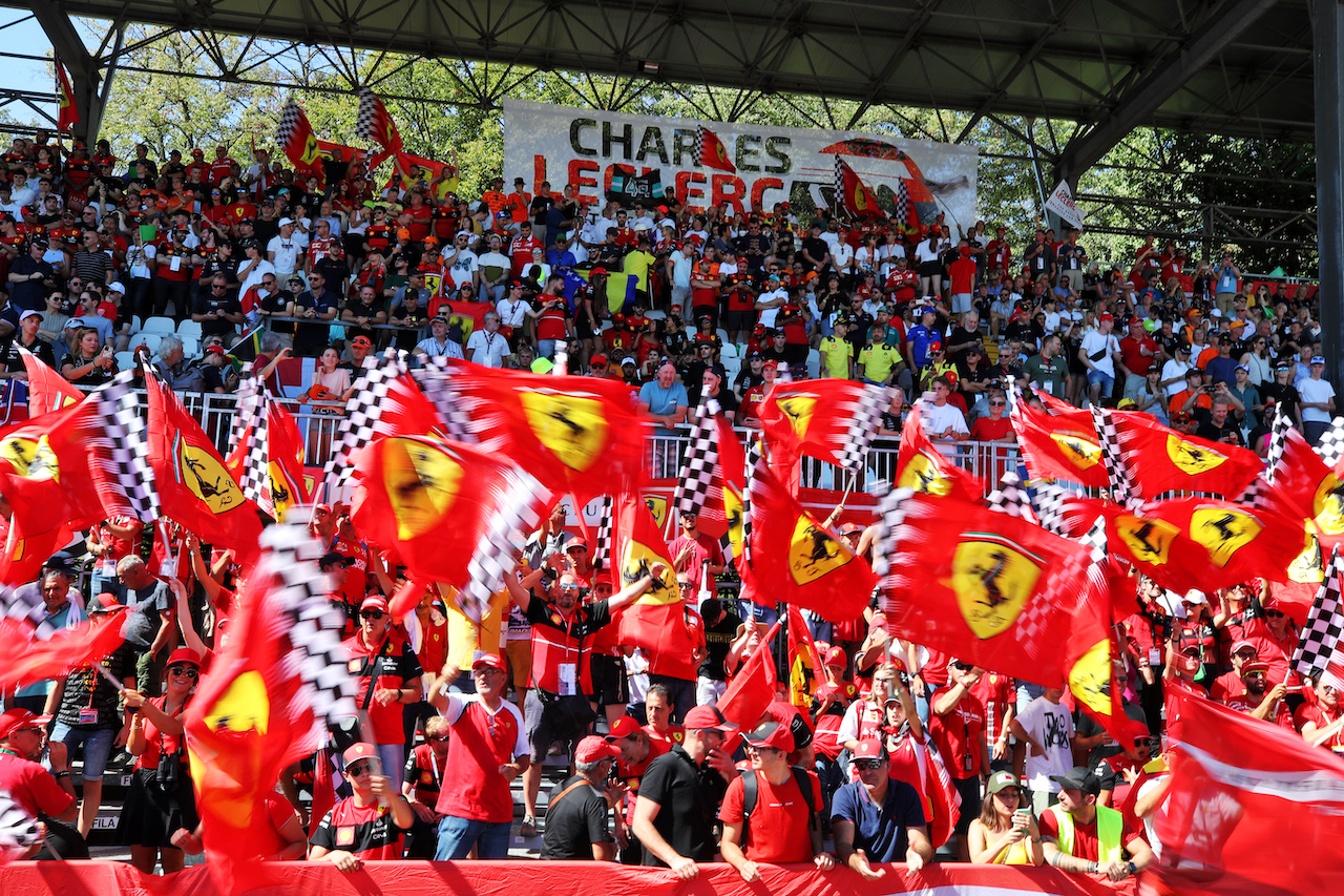 GP ITALIA, Circuit Atmosfera - Ferrari fans in the grandstand.
11.09.2022. Formula 1 World Championship, Rd 16, Italian Grand Prix, Monza, Italy, Gara Day.
 - www.xpbimages.com, EMail: requests@xpbimages.com © Copyright: Coates / XPB Images