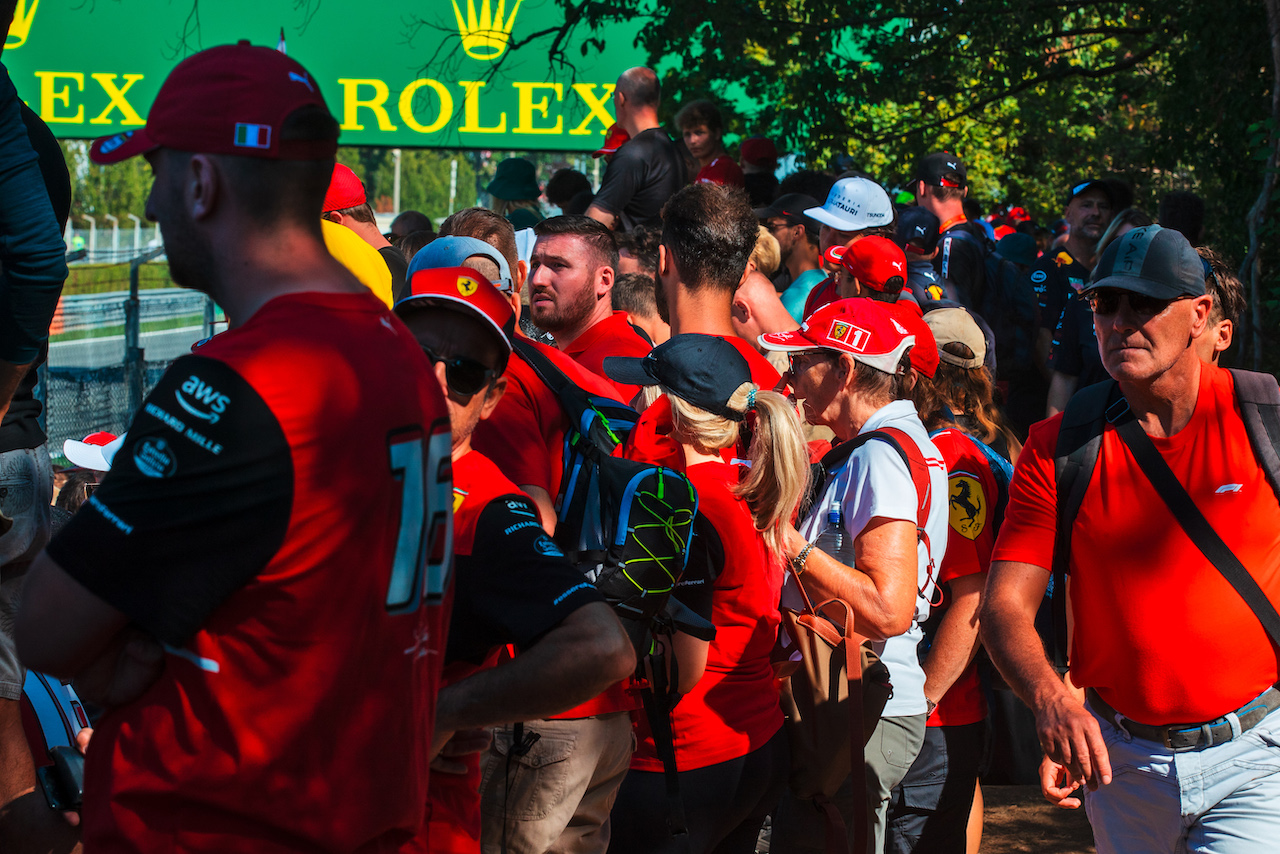 GP ITALIA, Circuit Atmosfera - fans.
11.09.2022. Formula 1 World Championship, Rd 16, Italian Grand Prix, Monza, Italy, Gara Day.
 - www.xpbimages.com, EMail: requests@xpbimages.com © Copyright: Coates / XPB Images