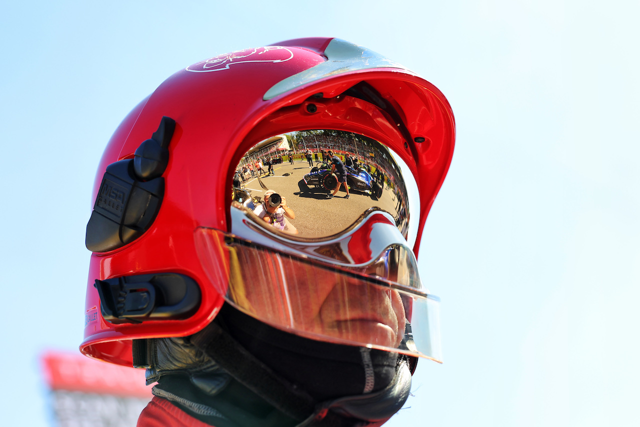 GP ITALIA, Nyck de Vries (NLD) Williams Racing FW44 Reserve Driver reflected in a marshal's helmet on the grid. 
11.09.2022. Formula 1 World Championship, Rd 16, Italian Grand Prix, Monza, Italy, Gara Day.
- www.xpbimages.com, EMail: requests@xpbimages.com © Copyright: Bearne / XPB Images