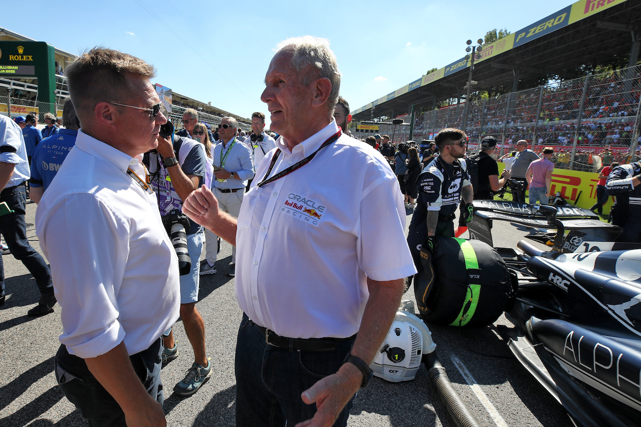 GP ITALIA, (L to R): Mika Salo (FIN) with Dr Helmut Marko (AUT) Red Bull Motorsport Consultant on the grid.
11.09.2022. Formula 1 World Championship, Rd 16, Italian Grand Prix, Monza, Italy, Gara Day.
 - www.xpbimages.com, EMail: requests@xpbimages.com © Copyright: Coates / XPB Images