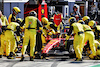 GP ITALIA, Carlos Sainz Jr (ESP) Ferrari F1-75 makes a pit stop.
11.09.2022. Formula 1 World Championship, Rd 16, Italian Grand Prix, Monza, Italy, Gara Day.
- www.xpbimages.com, EMail: requests@xpbimages.com © Copyright: Bearne / XPB Images