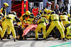 GP ITALIA, Carlos Sainz Jr (ESP) Ferrari F1-75 makes a pit stop.
11.09.2022. Formula 1 World Championship, Rd 16, Italian Grand Prix, Monza, Italy, Gara Day.
- www.xpbimages.com, EMail: requests@xpbimages.com © Copyright: Bearne / XPB Images