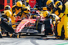GP ITALIA, Carlos Sainz Jr (ESP) Ferrari F1-75 makes a pit stop.
11.09.2022. Formula 1 World Championship, Rd 16, Italian Grand Prix, Monza, Italy, Gara Day.
- www.xpbimages.com, EMail: requests@xpbimages.com © Copyright: Bearne / XPB Images