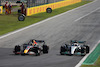 GP ITALIA, Max Verstappen (NLD) Red Bull Racing RB18 e George Russell (GBR) Mercedes AMG F1 W13.
11.09.2022. Formula 1 World Championship, Rd 16, Italian Grand Prix, Monza, Italy, Gara Day.
- www.xpbimages.com, EMail: requests@xpbimages.com ¬© Copyright: Onida / XPB Images