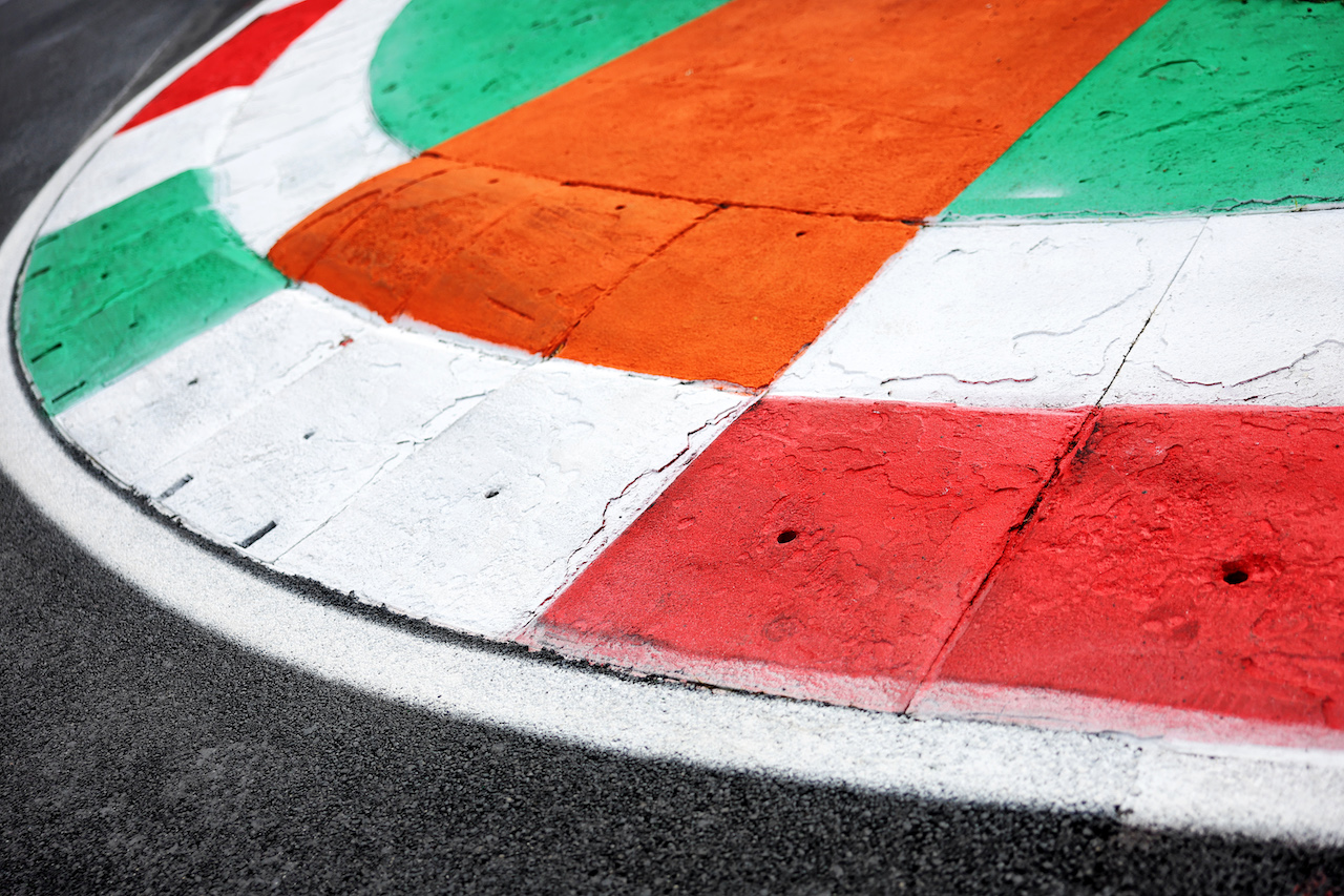 GP ITALIA, Circuit Atmosfera - kerb detail.
08.09.2022. Formula 1 World Championship, Rd 16, Italian Grand Prix, Monza, Italy, Preparation Day.
- www.xpbimages.com, EMail: requests@xpbimages.com © Copyright: Bearne / XPB Images