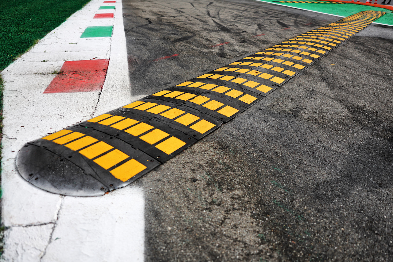 GP ITALIA, Circuit Atmosfera - kerb detail rumble strips.
08.09.2022. Formula 1 World Championship, Rd 16, Italian Grand Prix, Monza, Italy, Preparation Day.
- www.xpbimages.com, EMail: requests@xpbimages.com © Copyright: Bearne / XPB Images