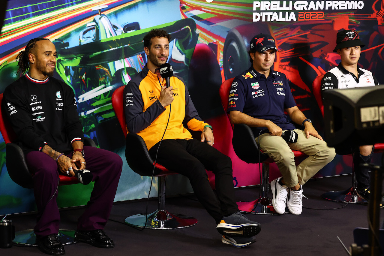 GP ITALIA, Lewis Hamilton (GBR), Mercedes AMG F1  Daniel Ricciardo (AUS), McLaren F1 Team Sergio Perez (MEX), Red Bull Racing Guanyu Zhou (CHI), Alfa Romeo Racing 
08.09.2022. Formula 1 World Championship, Rd 16, Italian Grand Prix, Monza, Italy, Preparation Day.
- www.xpbimages.com, EMail: requests@xpbimages.com ¬© Copyright: Charniaux / XPB Images