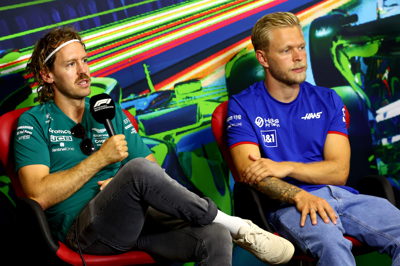 GP ITALIA, Sebastian Vettel (GER), Aston Martin F1 Team e Kevin Magnussen (DEN) Haas F1 Team 
08.09.2022. Formula 1 World Championship, Rd 16, Italian Grand Prix, Monza, Italy, Preparation Day.
- www.xpbimages.com, EMail: requests@xpbimages.com ¬© Copyright: Charniaux / XPB Images