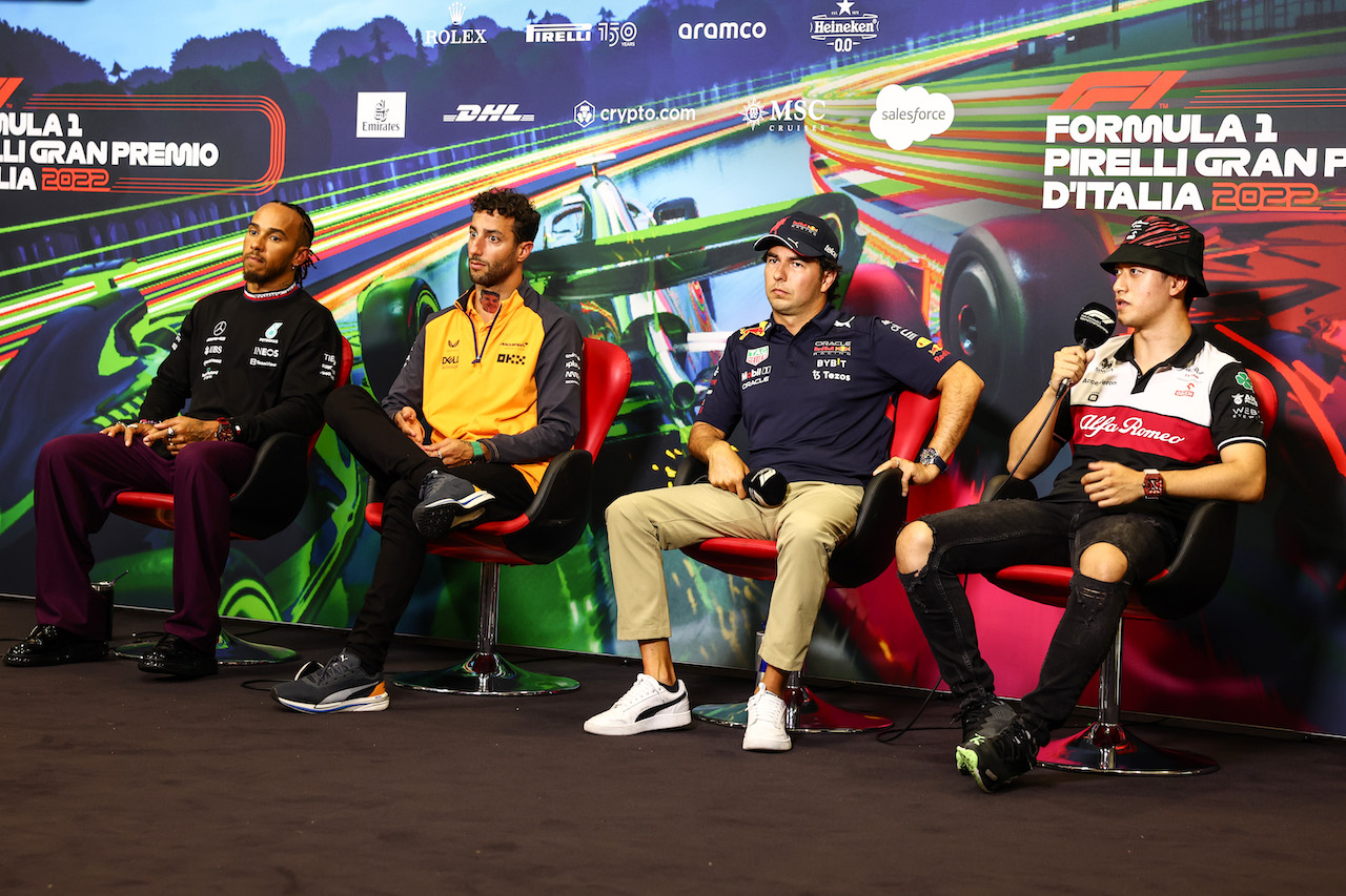 GP ITALIA, Lewis Hamilton (GBR), Mercedes AMG F1  Daniel Ricciardo (AUS), McLaren F1 Team Sergio Perez (MEX), Red Bull Racing Guanyu Zhou (CHI), Alfa Romeo Racing 
08.09.2022. Formula 1 World Championship, Rd 16, Italian Grand Prix, Monza, Italy, Preparation Day.
- www.xpbimages.com, EMail: requests@xpbimages.com ¬© Copyright: Charniaux / XPB Images
