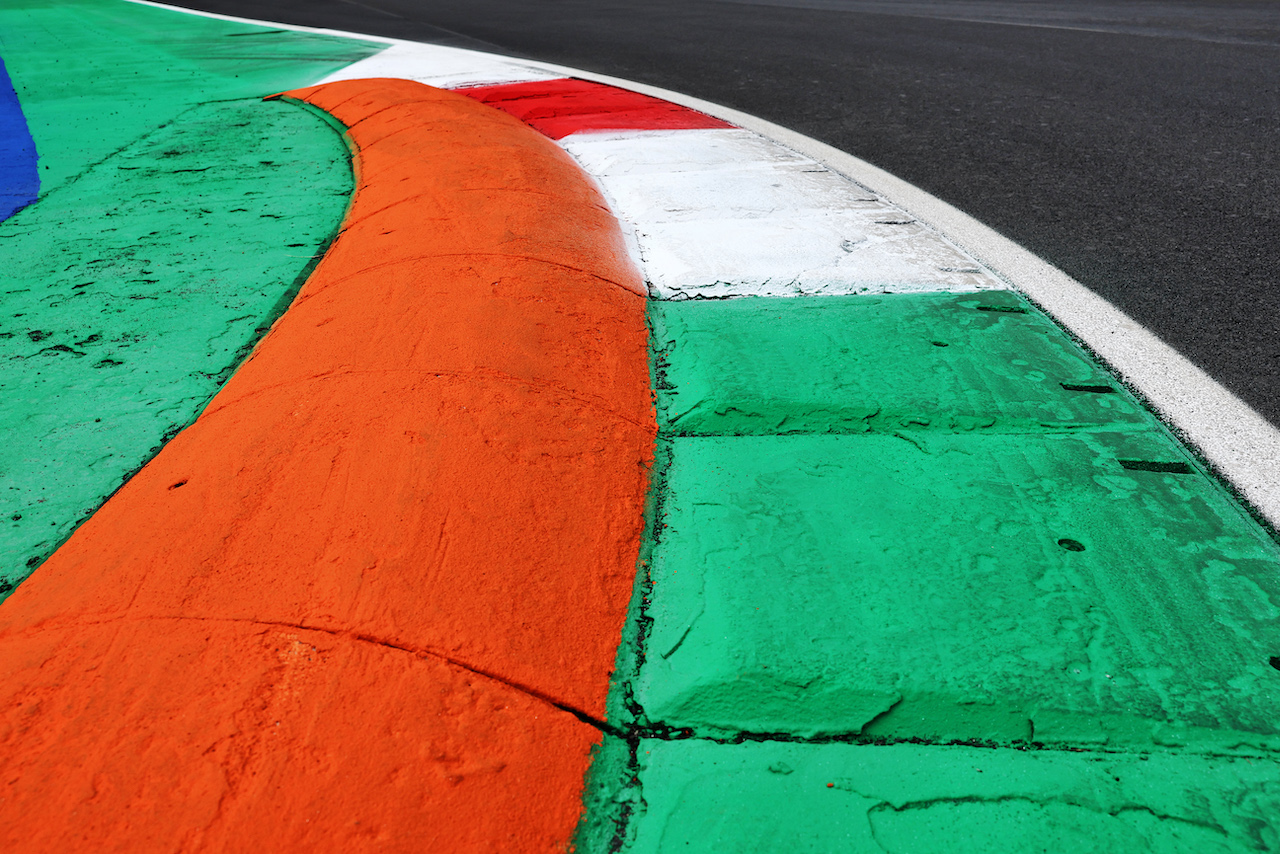 GP ITALIA, Circuit Atmosfera - kerb detail.
08.09.2022. Formula 1 World Championship, Rd 16, Italian Grand Prix, Monza, Italy, Preparation Day.
- www.xpbimages.com, EMail: requests@xpbimages.com © Copyright: Bearne / XPB Images