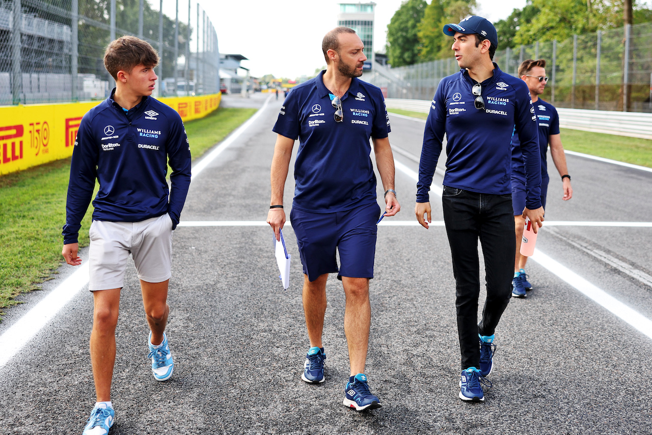 GP ITALIA, Nicholas Latifi (CDN) Williams Racing (Right) walks the circuit with Ollie Gray (GBR) Williams Racing Academy Driver (Left) e the team.
08.09.2022. Formula 1 World Championship, Rd 16, Italian Grand Prix, Monza, Italy, Preparation Day.
- www.xpbimages.com, EMail: requests@xpbimages.com © Copyright: Bearne / XPB Images