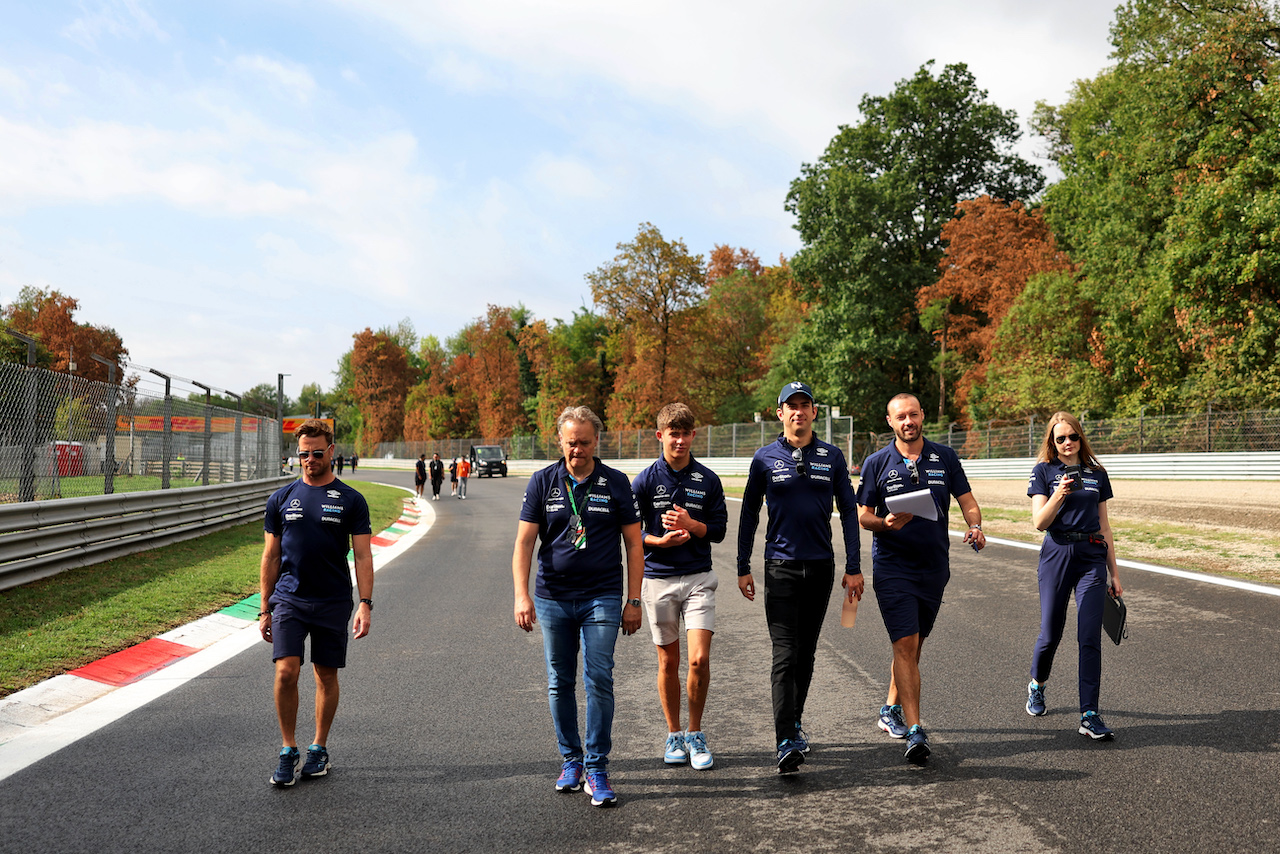 GP ITALIA, Nicholas Latifi (CDN) Williams Racing walks the circuit with the team.
08.09.2022. Formula 1 World Championship, Rd 16, Italian Grand Prix, Monza, Italy, Preparation Day.
- www.xpbimages.com, EMail: requests@xpbimages.com © Copyright: Bearne / XPB Images