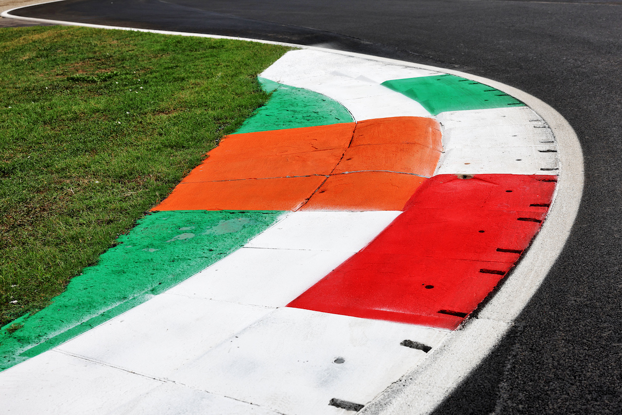 GP ITALIA, Circuit Atmosfera - kerb detail.
08.09.2022. Formula 1 World Championship, Rd 16, Italian Grand Prix, Monza, Italy, Preparation Day.
- www.xpbimages.com, EMail: requests@xpbimages.com © Copyright: Bearne / XPB Images